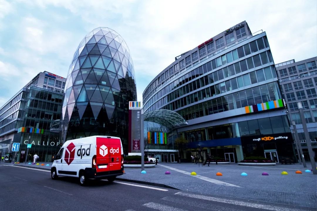 欧洲末端派送：城市街道旁的配送车